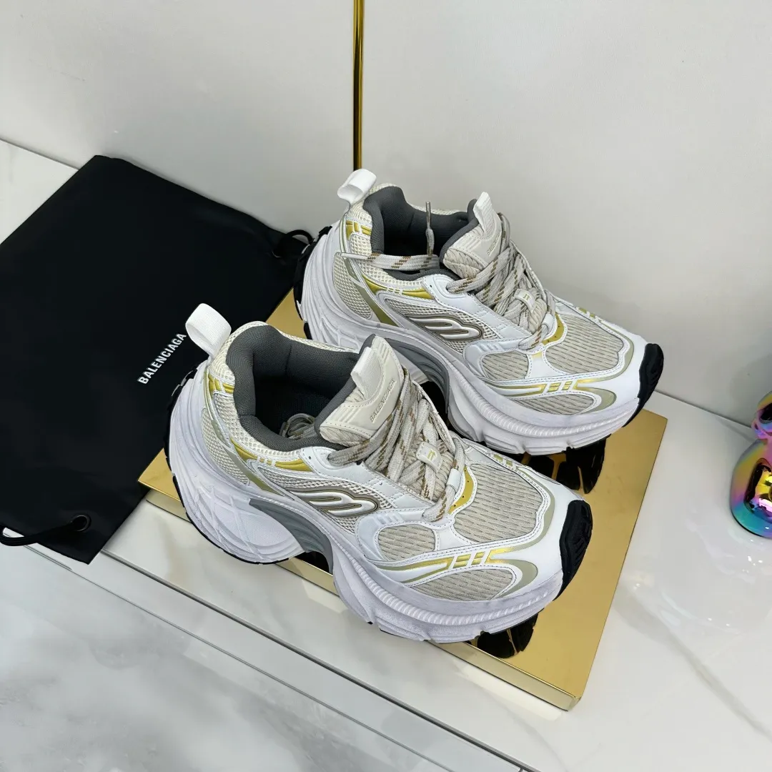 👟👟Ex-factory price 680👟👟 Balenciaga Balenciaga CARGO 6XL Sneakers Round-toe lace-up Low-cut lifestyle mesh lace-up Low-cut catwalk retro Balenciaga is always at the forefront of fashion. This model has huge size and eye-catching design. It is in line with the current "" trend. It uses an all-black color scheme to create a low-key yet gorgeous effect. The 6XL size makes it a conspicuous presence in the market. Suitable for people who pursue individuality. The products released this time once again reflect their innovation capabilities. They are made of microfiber and mesh. Its avant-garde design, exaggerated volume and reflective details give it a special silhouette. It is made of mesh material, which brings good foot feel, comfortable and breathable. The appearance still adopts the classic shape. The shoe body is fashionable and easy to wear. Item No.: 815859 W2MV2 1012 Size: 35-46